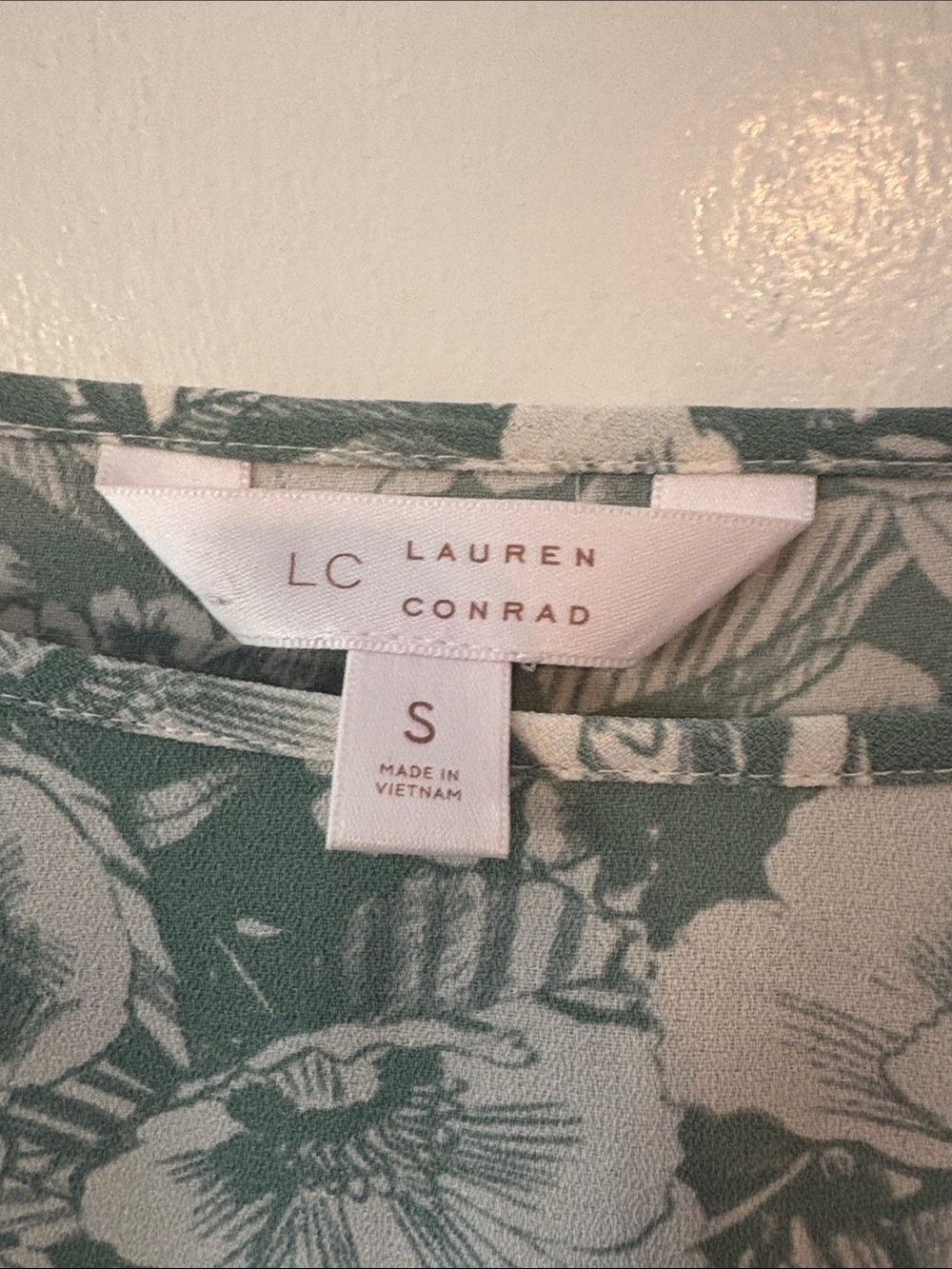 LC Lauren Conrad Sage and Cream Floral Short Sleeve Blouse Size Small - Picture 3 of 7
